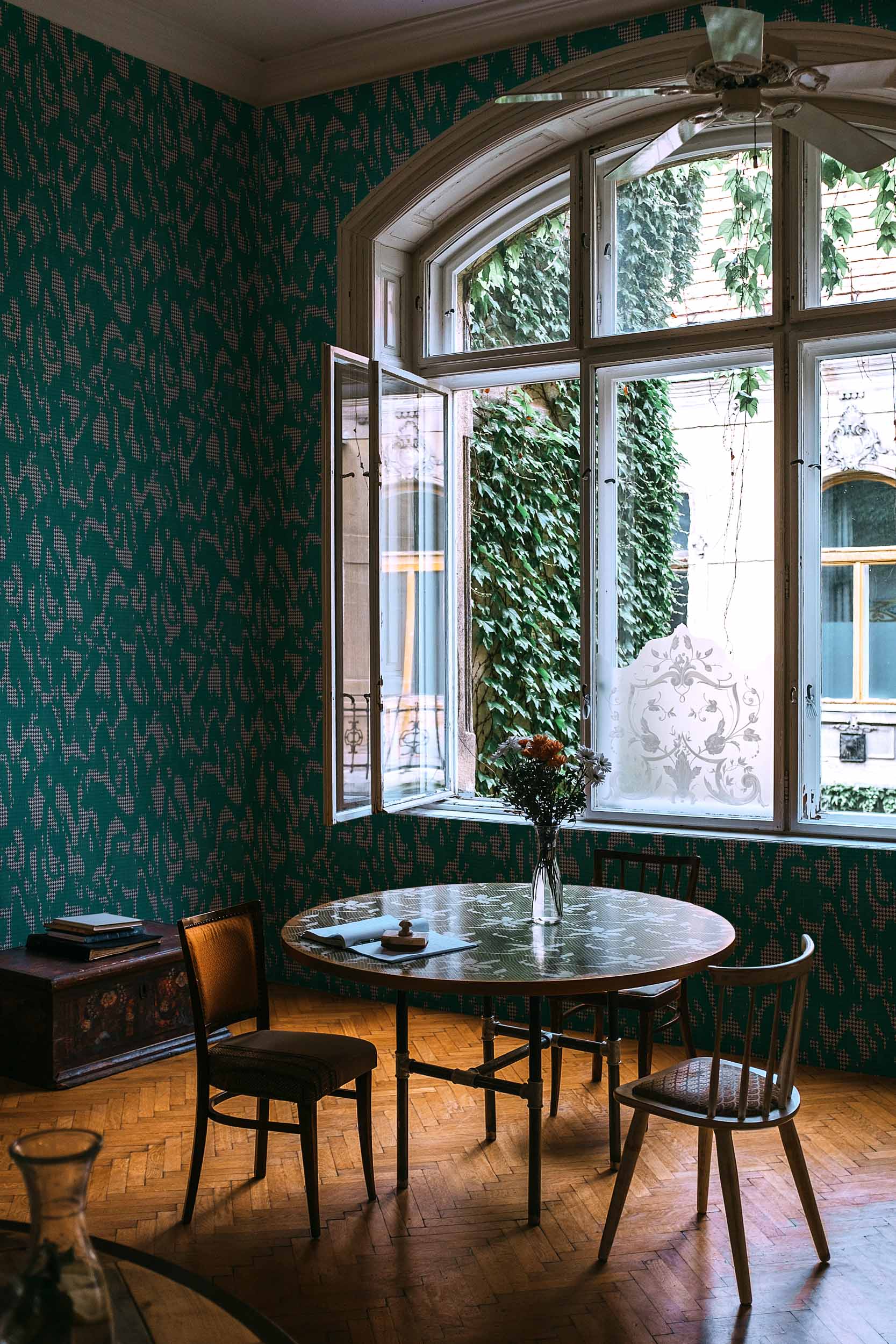 Moire Screen - Green wallpaper | Playful Layers | Tres Tintas