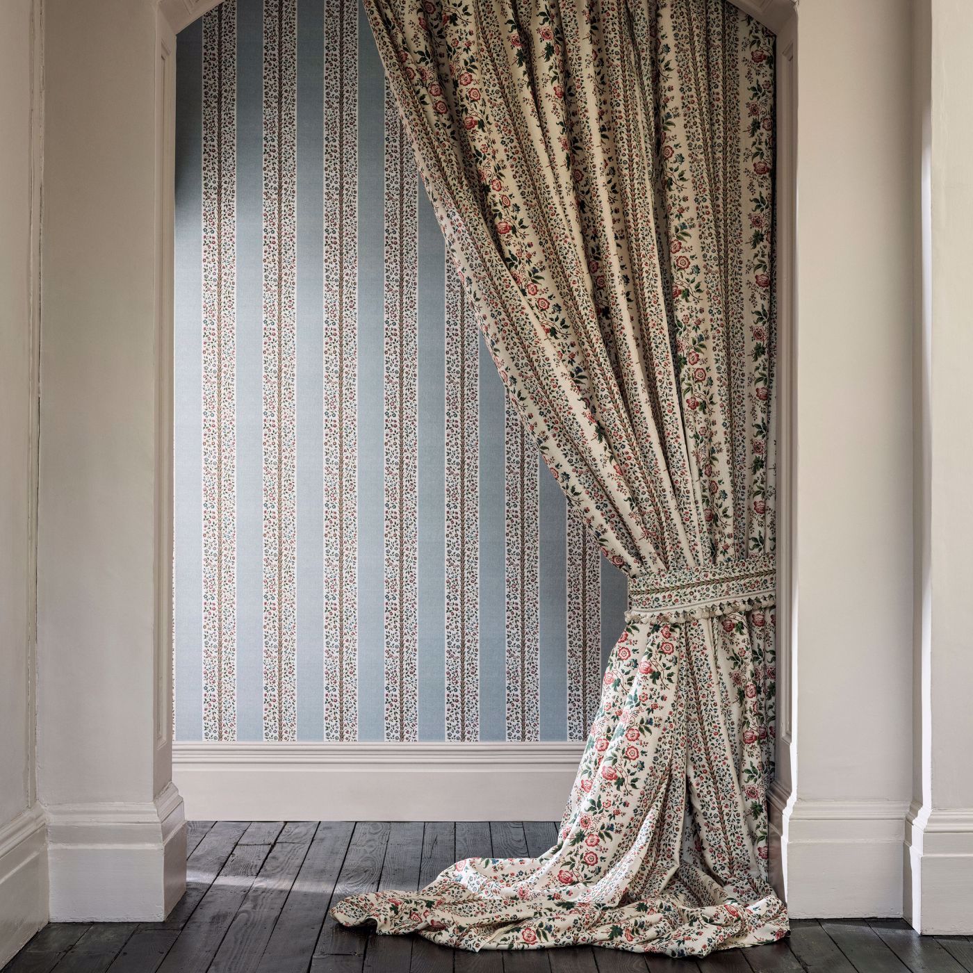 暖簾　紬　花柄フリンジ付き６枚仕立 Rose Pergola - Chintz fabric | Highgrove Fabric | Sanderson