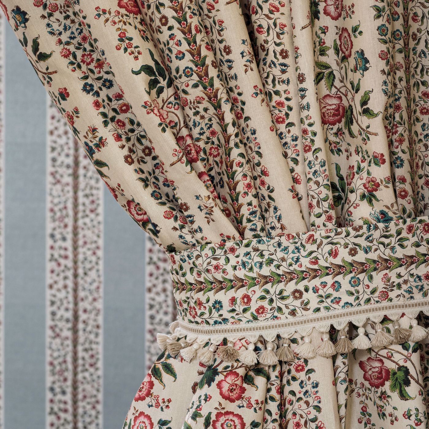 Rose Pergola - Chintz fabric | Highgrove Fabric | Sanderson