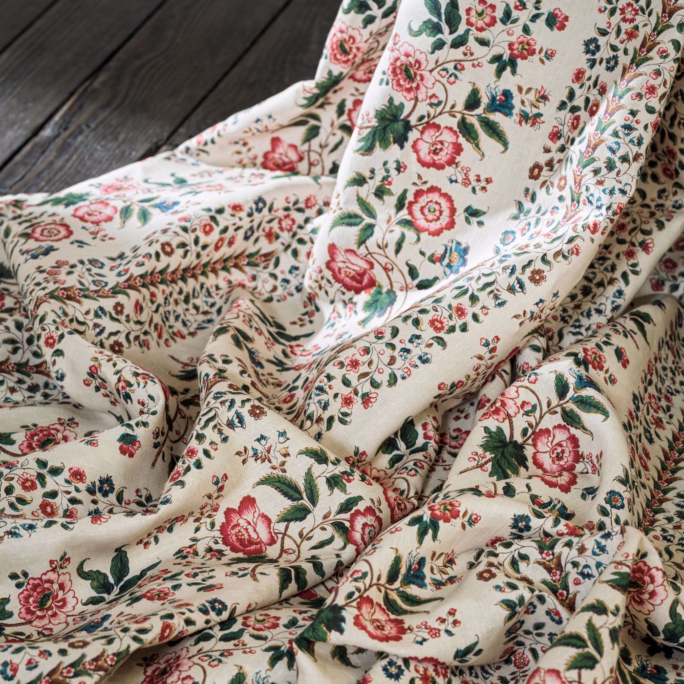 Rose Pergola - Chintz fabric | Highgrove Fabric | Sanderson